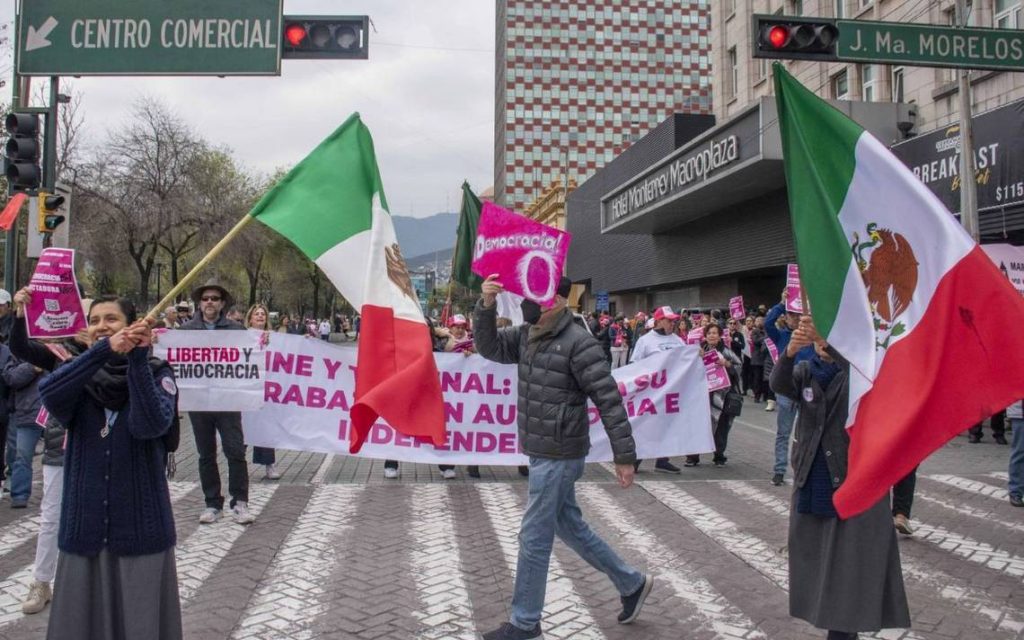 AMLO pide a la CNTE evitar provocaciones con marcha de la Marea Rosa - El Heraldo de Chiapas