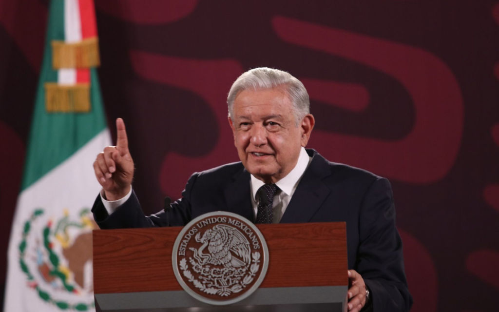 Bandera del zócalo se va a izar en mitin de la Marea Rosa, dice AMLO - El Heraldo de Chiapas