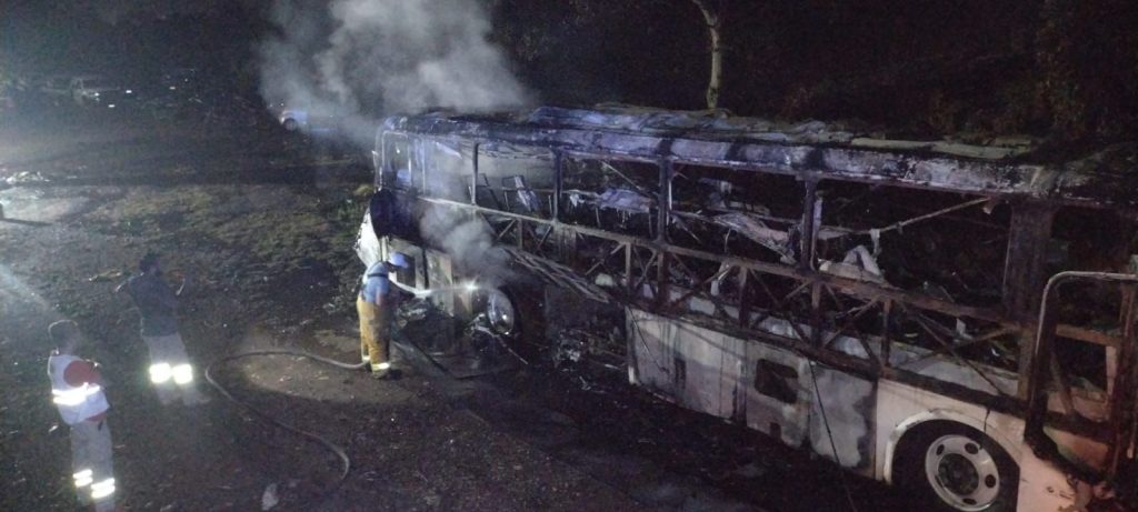 PC sofoca incendio en corralón vehicular