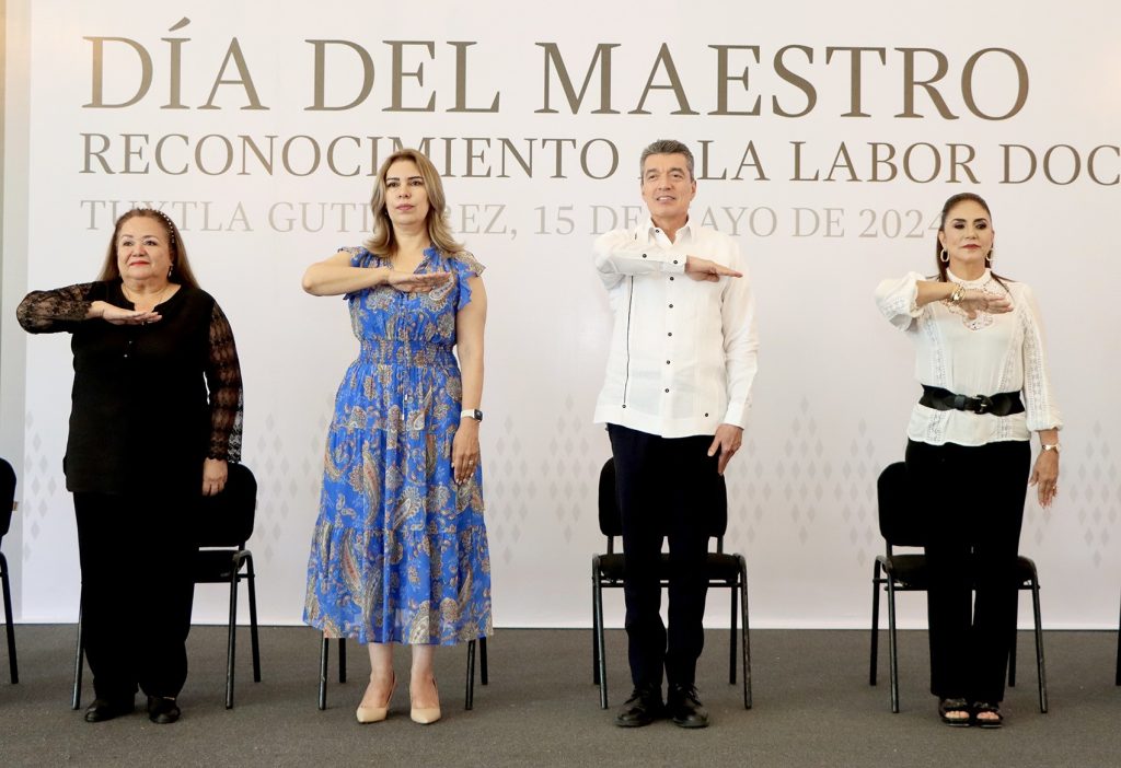 Reconocen a maestras y maestros por su trabajo a favor de la niñez y juventud de Chiapas