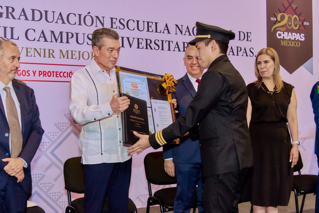 Chiapas responde al sector aeronáutico con la 2da generación de Licenciados en Protección Civil y Piloto Aviador