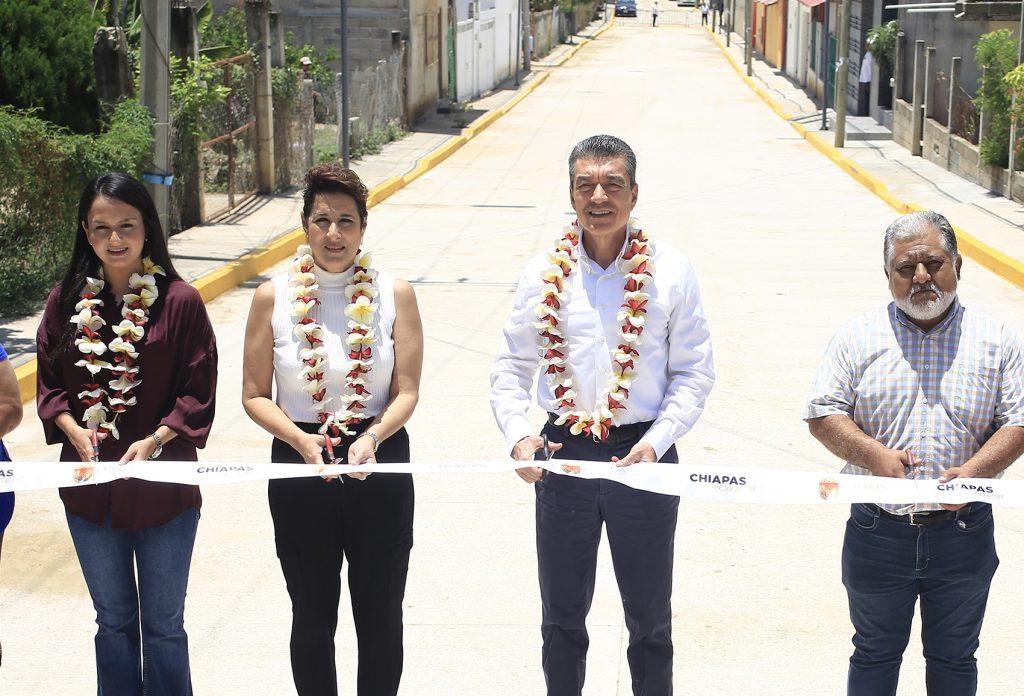 En Tuxtla, Rutilio Escandón inaugura pavimentación y mejoramiento de vialidades en Plan de Ayala