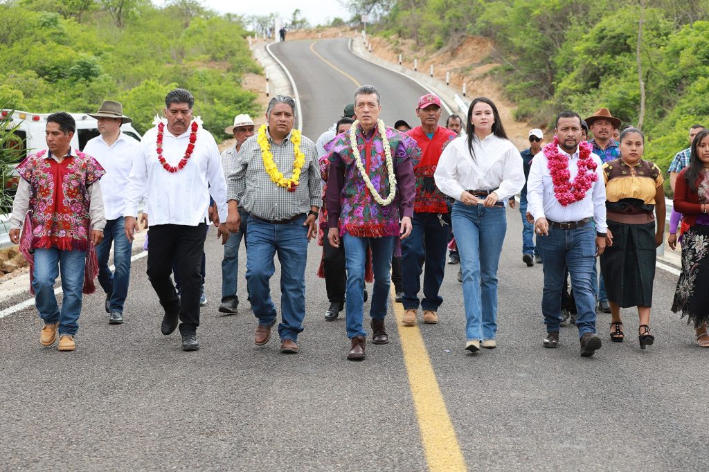 Inaugura Rutilio Escandón construcción del camino Pomposo Castellanos-Eloy Borras Aguilar, en Cintalapa