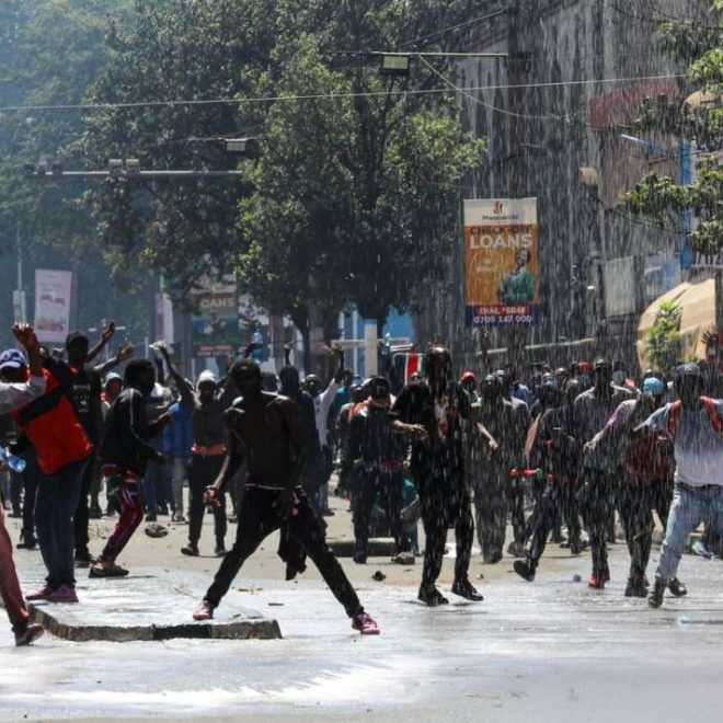 Policía de Kenia dispara contra manifestantes que intentaban asaltar Parlamento - El Heraldo de Chiapas
