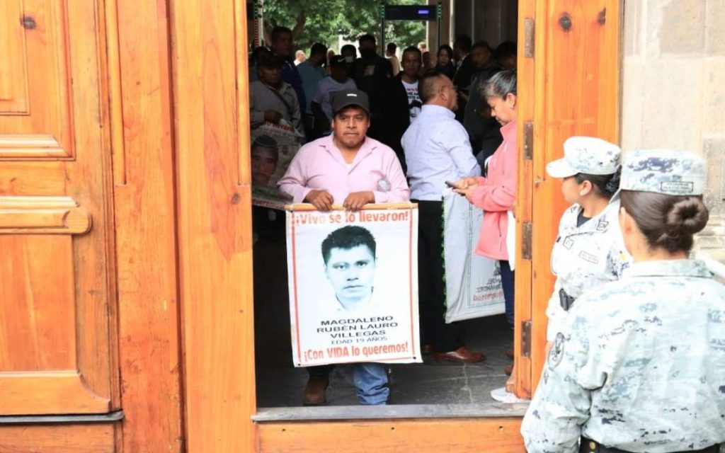 Desconfían padres de normalistas del informe de AMLO - El Heraldo de Chiapas