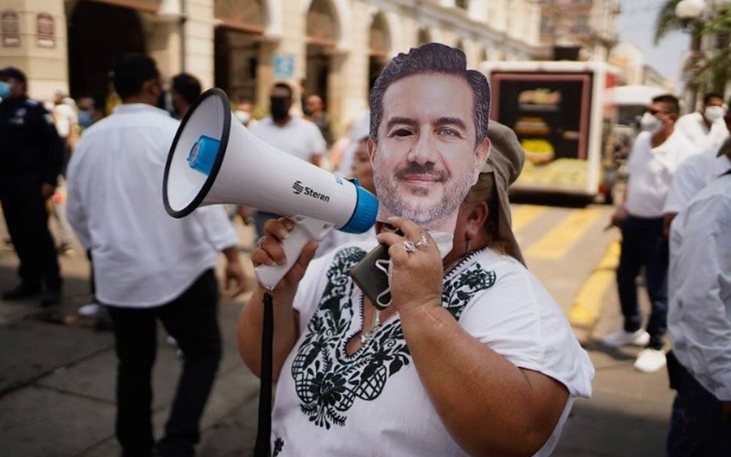 Miguel Ángel Yunes puede rendir protesta “enmascarado” - El Heraldo de Chiapas