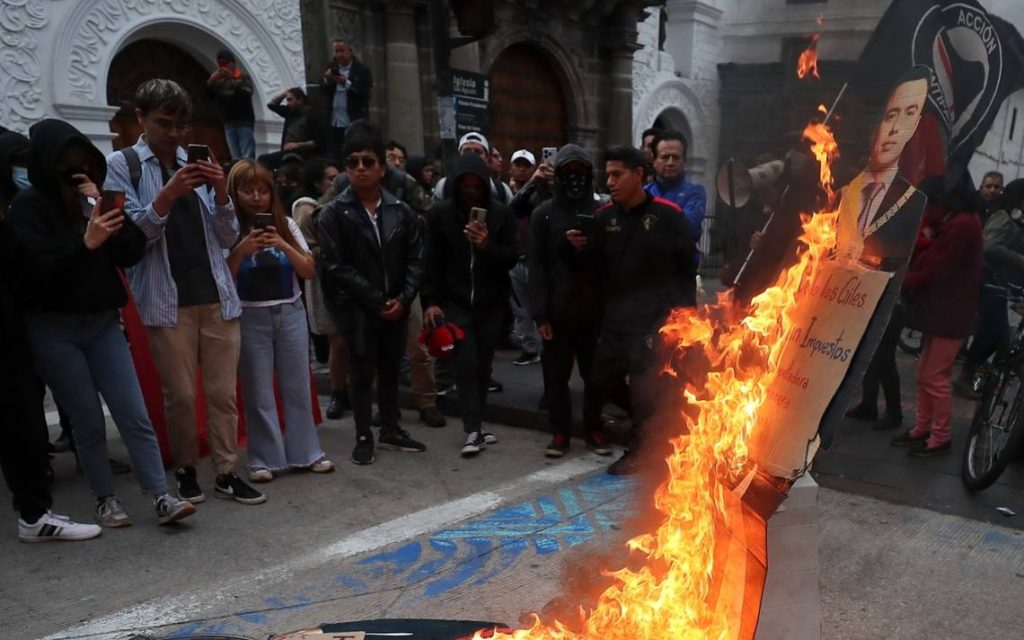 Noboa enfrenta primeras manifestaciones en Ecuador por el alza del precio de las gasolinas - El Heraldo de Chiapas