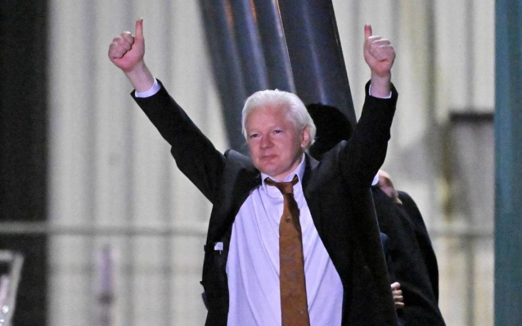 Simpatizantes de Julian Assange celebran su primer cumpleaños en libertad en Australia - El Heraldo de Chiapas